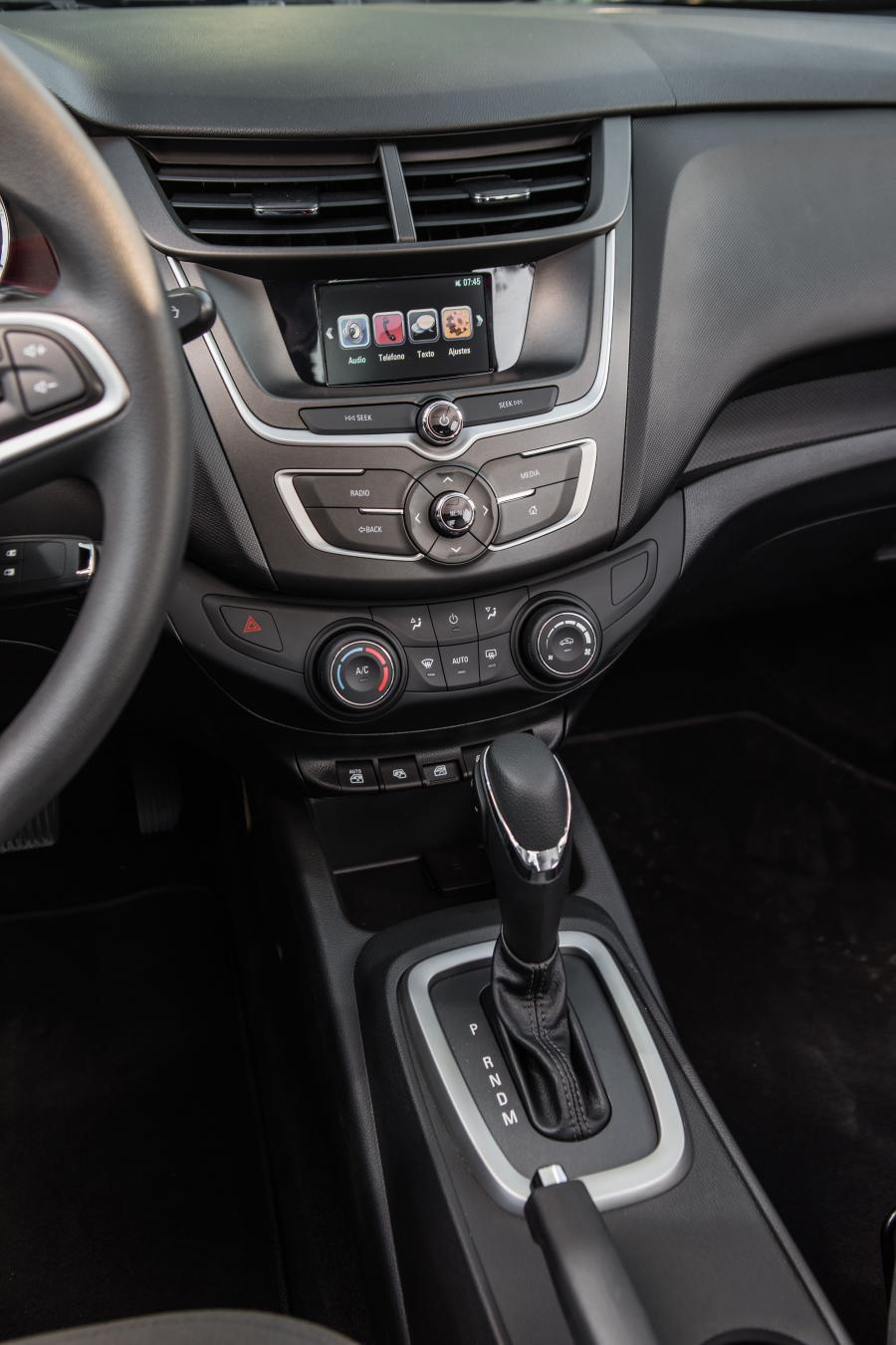 Детали интерьера Chevrolet Aveo 2018 года  (MX) (фото 7 из 11)